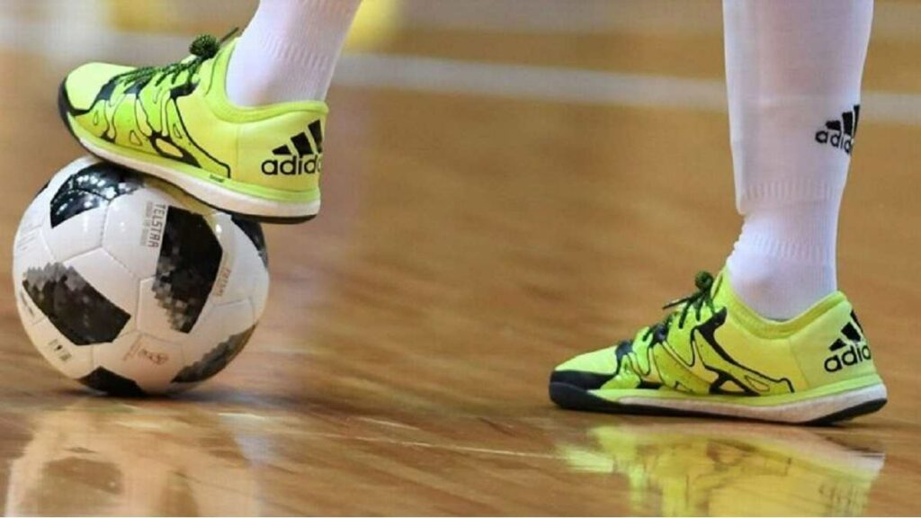 perbedaan mini soccer dan futsal - jenis sepatu